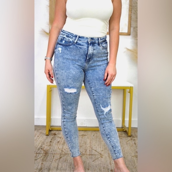 NWT Judy Blue Women’s Skinny Fit High-Rise Distressed Jeans in Acid Wash Sz 3/26 - Picture 1 of 14
